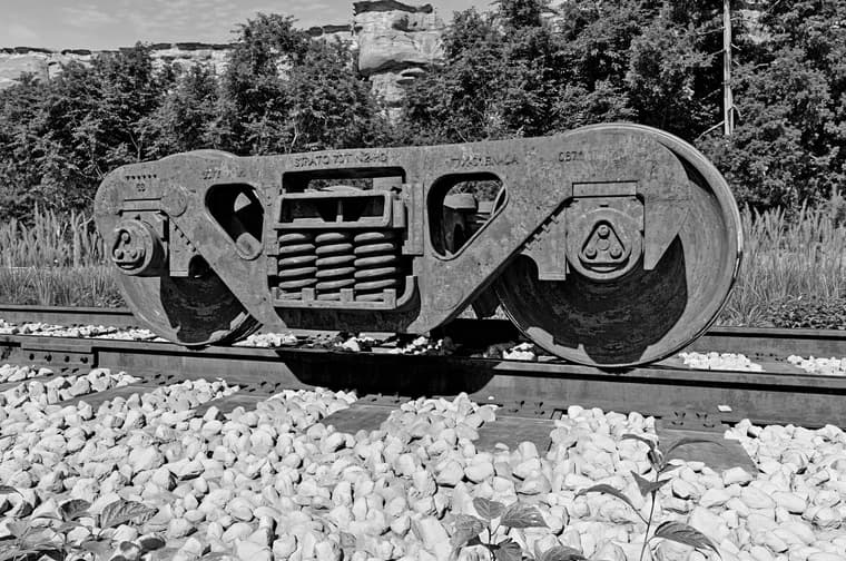 Gus-Robatto-70T-Bogie-BW.jpg