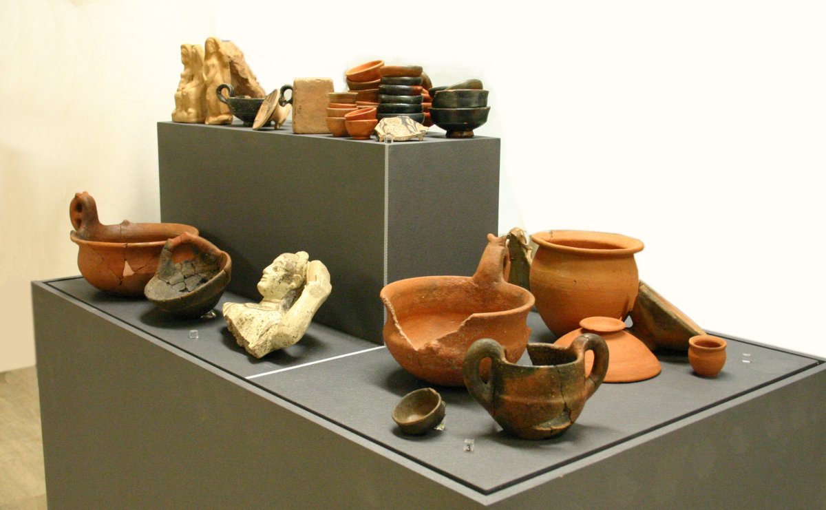 showcase with some of the elements found in the sacred wells of the Velia sanctuary. Some date from the 8th BC