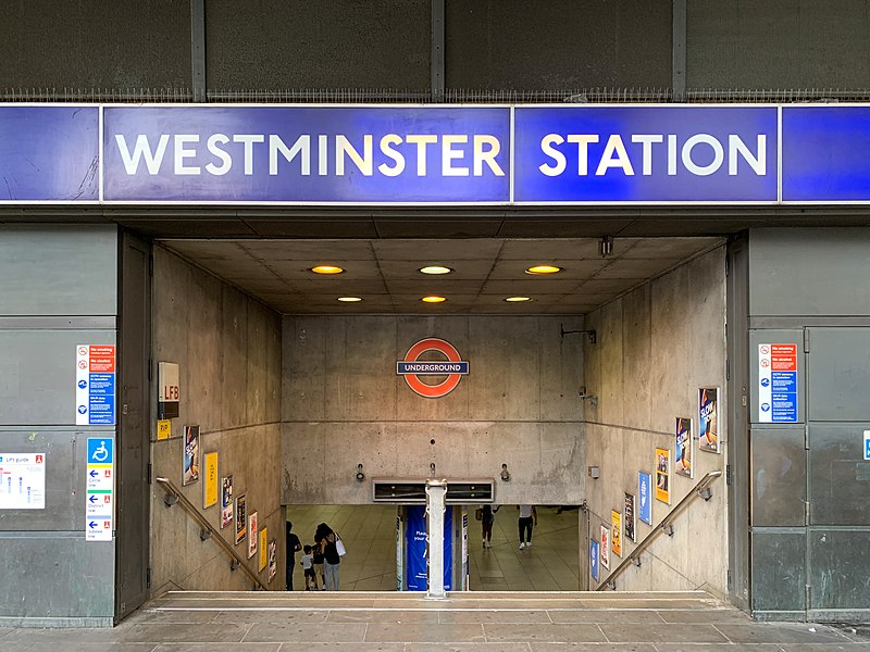 800px-Westminster_station_entrance_2020.jpg