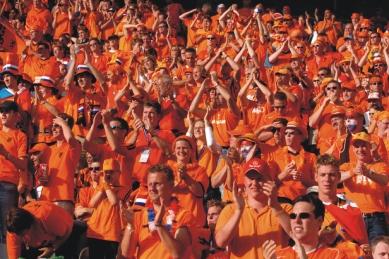 Nederlands-fans-tijdens-de-westrijden-van-Oranje-in-Zuid-Afrika-tijdens-de-WK-2010.jpg