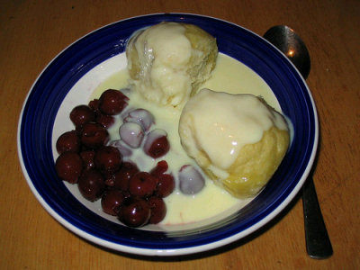 Dampfnudels with custard and fruits